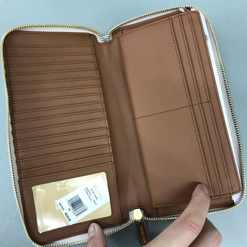 Michael Kors jet set travel wallet - Picture 6 of 11
